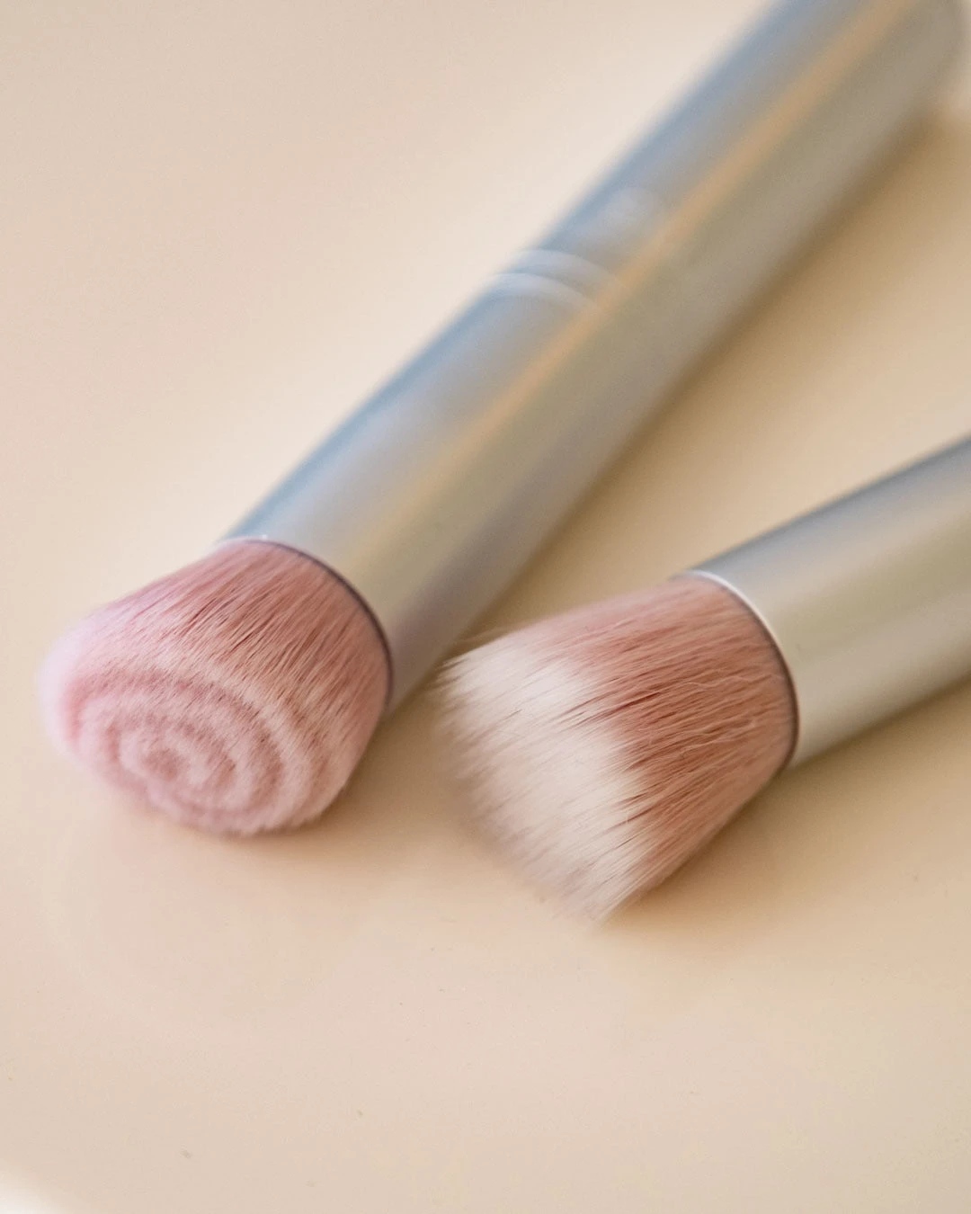 RMS Beauty Skin2Skin Blush Brush 3 RMS Beauty Skin2Skin Blush Brush – Image 3